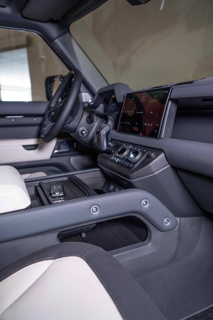 LAND-ROVER Defender 2.0 D240 SD4 HSE Auto 4WD 5p