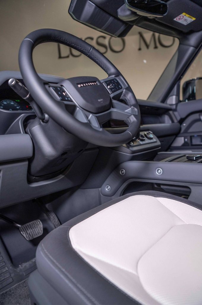 LAND-ROVER Defender 2.0 D240 SD4 HSE Auto 4WD 5p