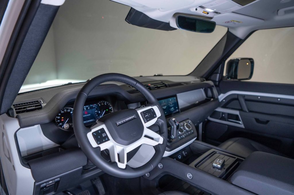 LAND-ROVER Defender 3.0 D200 SE 90 Auto 4WD MHEV 3p